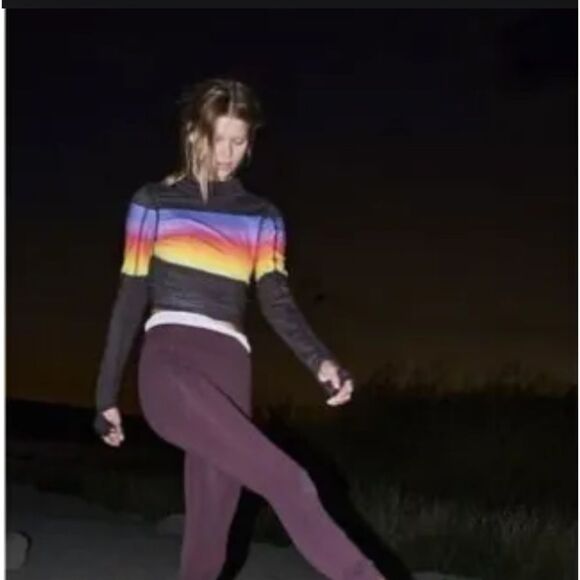 FREE PEOPLE MOVEMENT HUDDLE PRINTED HOODED LAYERING TOP WITH HIGH HOODED NECK - Picture 4 of 9